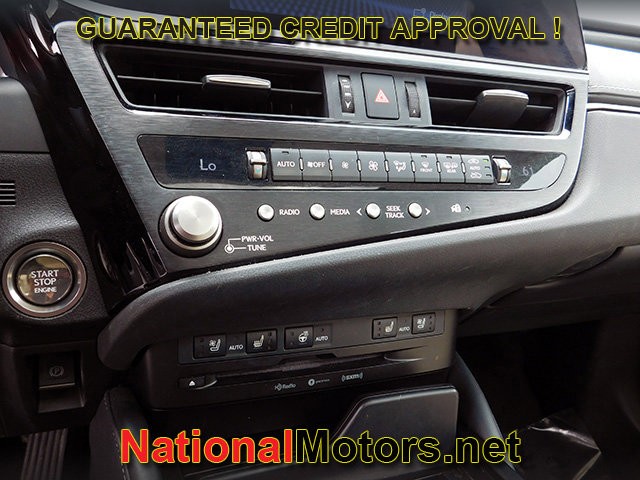 Lexus ES Vehicle Full-screen Gallery Image 20