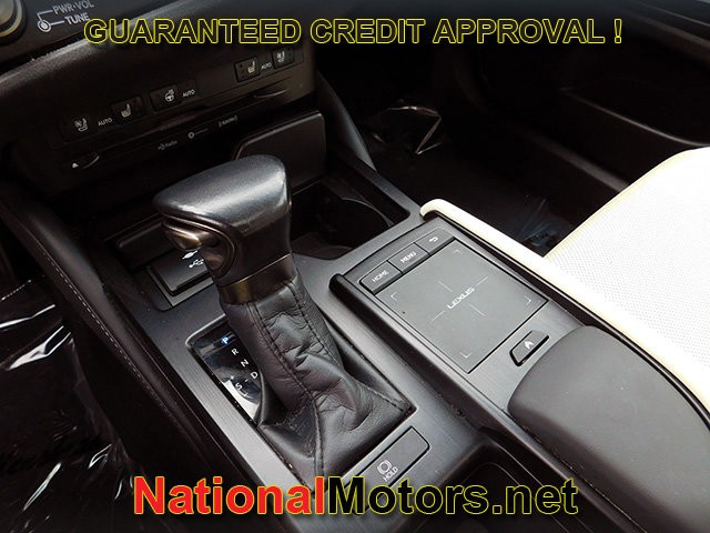 Lexus ES Vehicle Full-screen Gallery Image 21