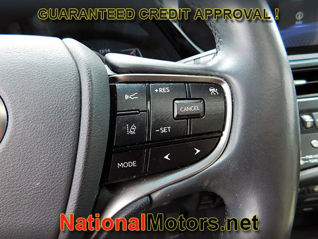 Lexus ES Vehicle Full-screen Gallery Image 22