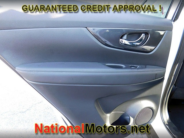 Nissan Rogue Vehicle Full-screen Gallery Image 10