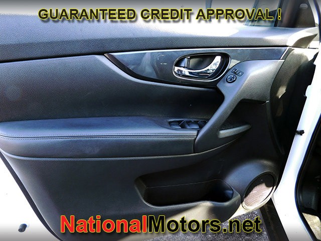 Nissan Rogue Vehicle Full-screen Gallery Image 14