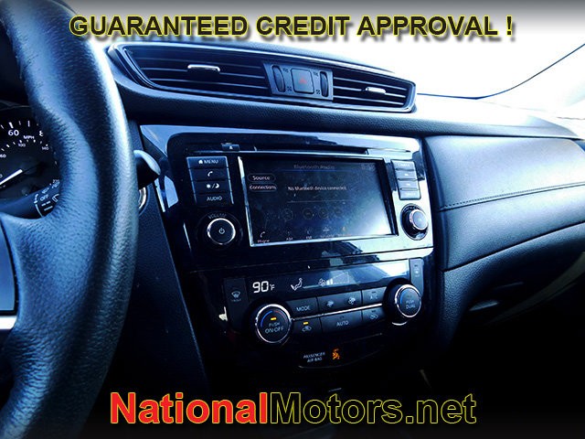Nissan Rogue Vehicle Full-screen Gallery Image 17