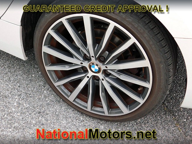 BMW 2 Series Vehicle Full-screen Gallery Image 05