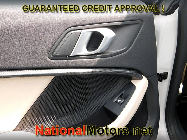 BMW 2 Series Vehicle Full-screen Gallery Image 08