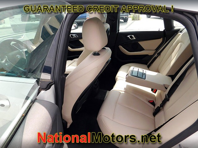 BMW 2 Series Vehicle Full-screen Gallery Image 09