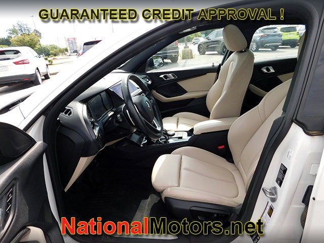 BMW 2 Series Vehicle Full-screen Gallery Image 14
