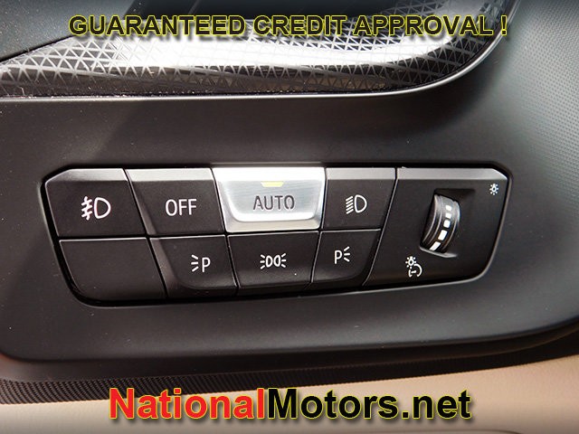 BMW 2 Series Vehicle Full-screen Gallery Image 26