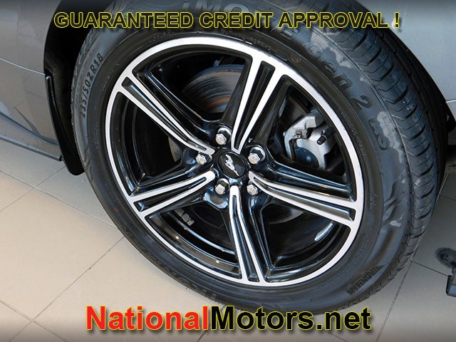 Ford Mustang Vehicle Full-screen Gallery Image 05