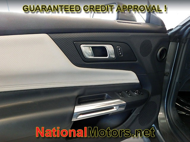 Ford Mustang Vehicle Full-screen Gallery Image 09