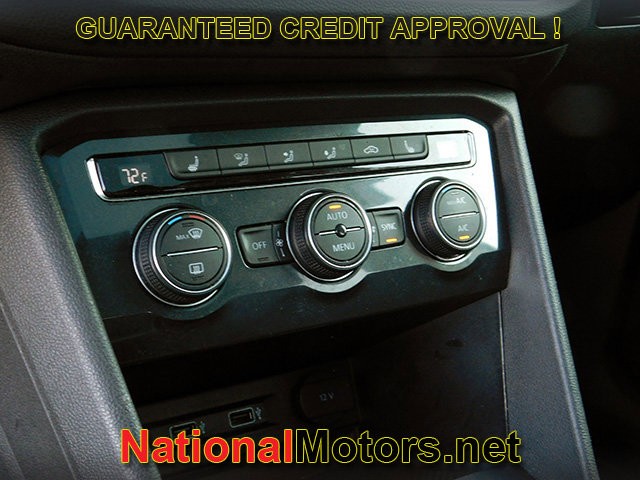 Volkswagen Tiguan Vehicle Full-screen Gallery Image 21