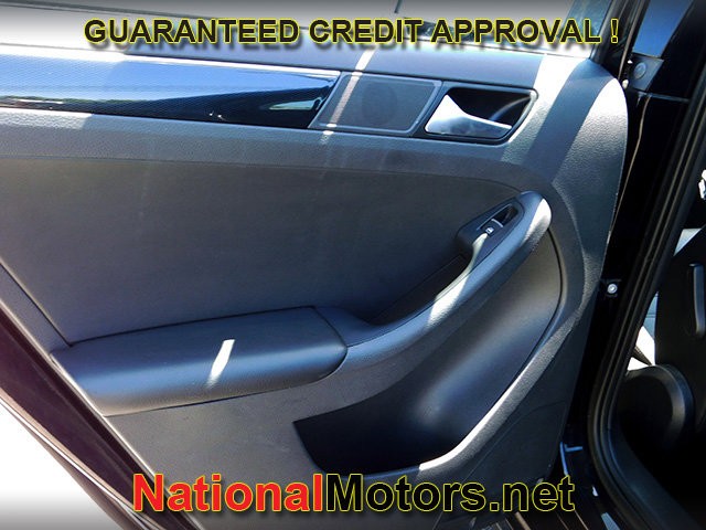 Volkswagen Jetta Vehicle Full-screen Gallery Image 09