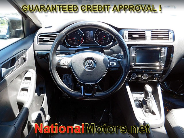 Volkswagen Jetta Vehicle Full-screen Gallery Image 11
