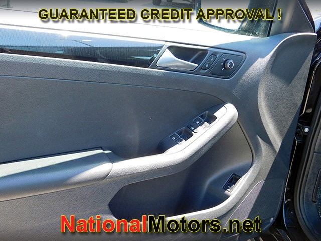 Volkswagen Jetta Vehicle Full-screen Gallery Image 12
