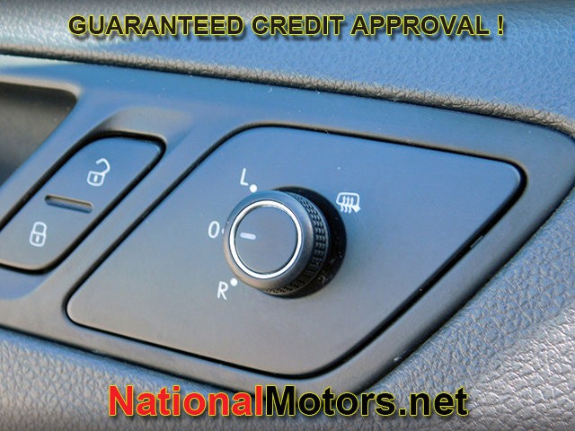 Volkswagen Jetta Vehicle Full-screen Gallery Image 25