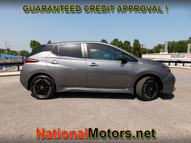 Nissan LEAF Vehicle Full-screen Gallery Image 04