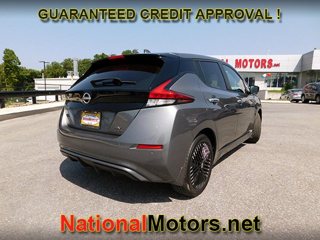 Nissan LEAF Vehicle Full-screen Gallery Image 05