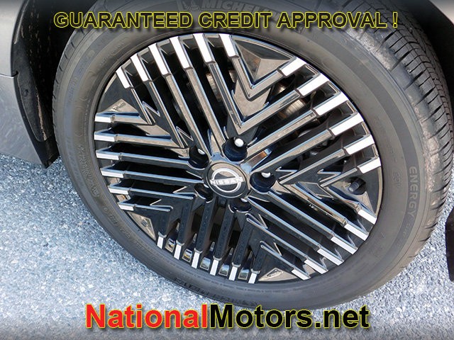 Nissan LEAF Vehicle Full-screen Gallery Image 09