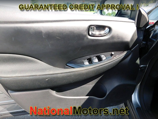 Nissan LEAF Vehicle Full-screen Gallery Image 13