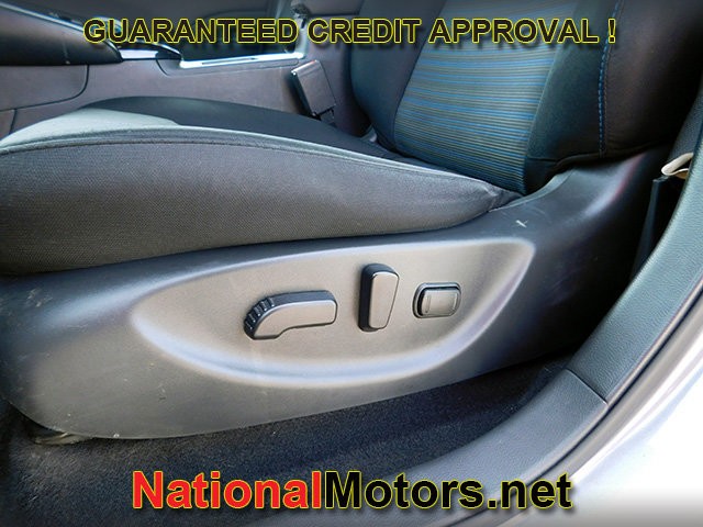 Nissan LEAF Vehicle Full-screen Gallery Image 15