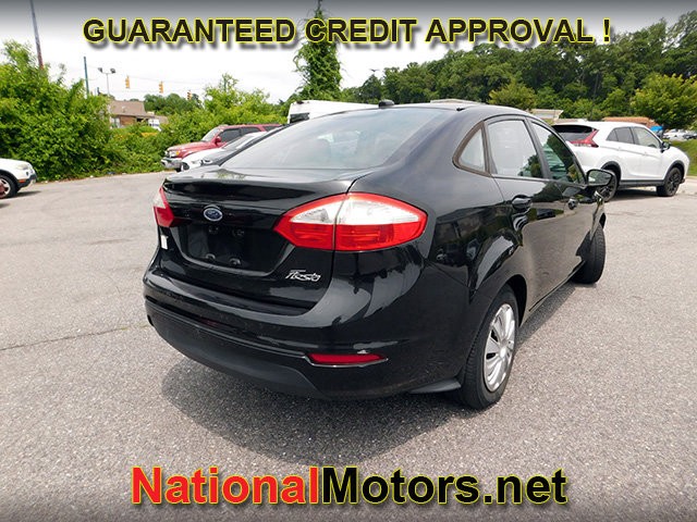 Ford Fiesta Vehicle Full-screen Gallery Image 05