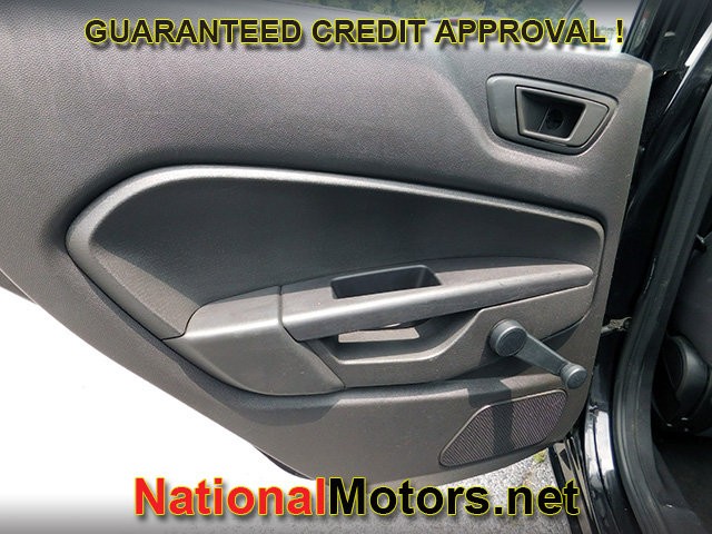 Ford Fiesta Vehicle Full-screen Gallery Image 07