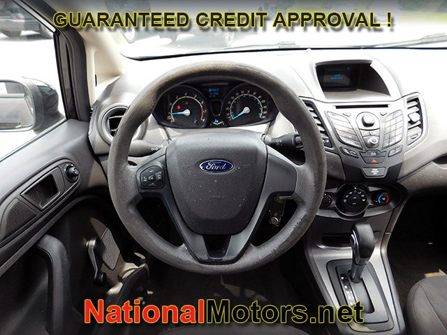 Ford Fiesta Vehicle Full-screen Gallery Image 09