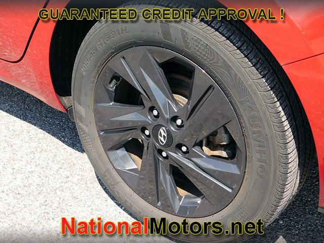 Hyundai Elantra Vehicle Full-screen Gallery Image 06