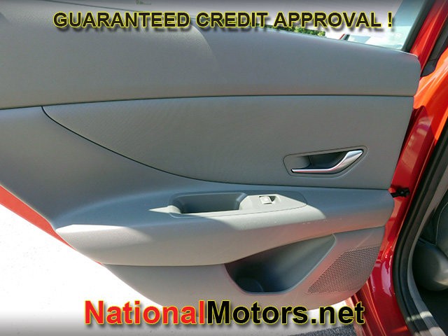 Hyundai Elantra Vehicle Full-screen Gallery Image 07