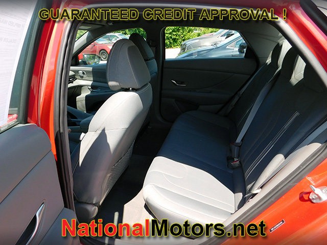 Hyundai Elantra Vehicle Full-screen Gallery Image 08