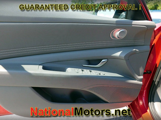 Hyundai Elantra Vehicle Full-screen Gallery Image 10