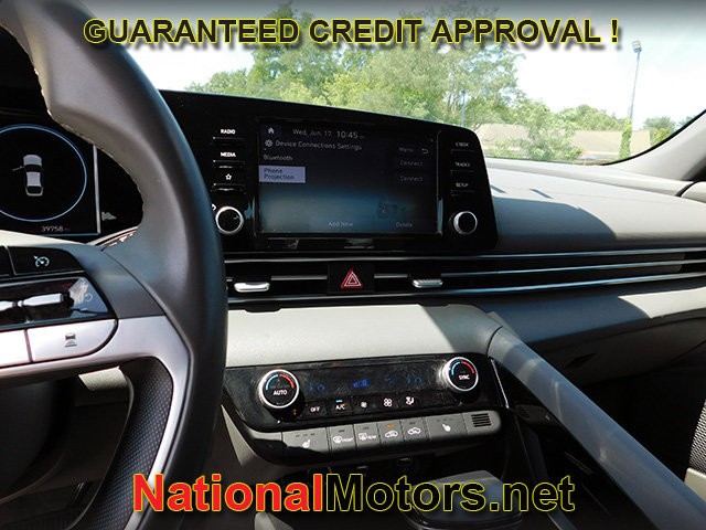 Hyundai Elantra Vehicle Full-screen Gallery Image 12
