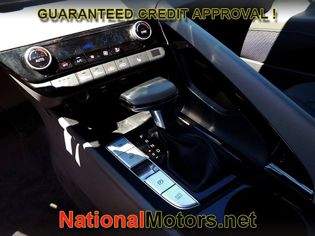 Hyundai Elantra Vehicle Full-screen Gallery Image 14