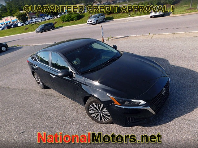 Nissan Altima Vehicle Full-screen Gallery Image 02