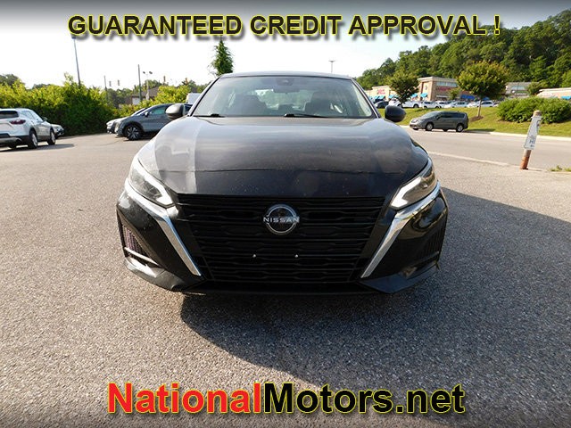 Nissan Altima Vehicle Full-screen Gallery Image 03