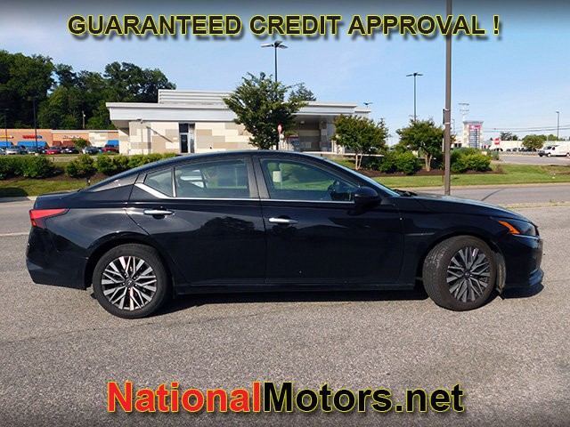 Nissan Altima Vehicle Full-screen Gallery Image 04