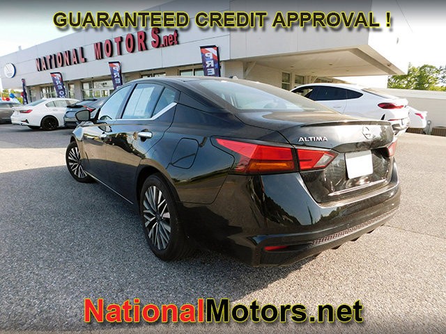 Nissan Altima Vehicle Full-screen Gallery Image 05