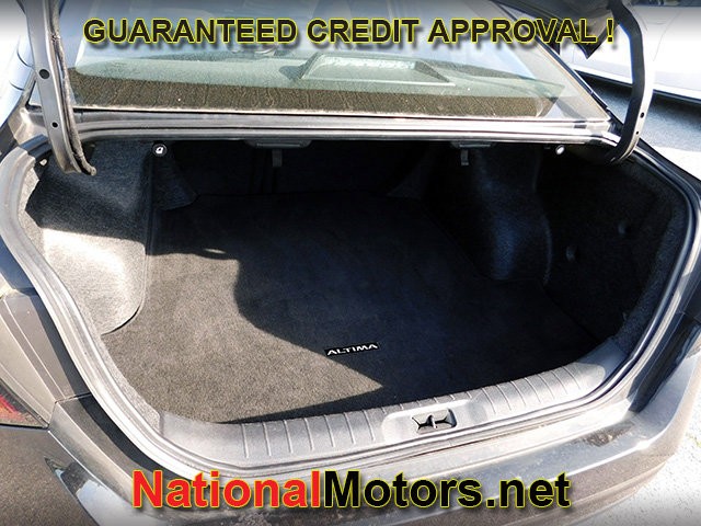 Nissan Altima Vehicle Full-screen Gallery Image 06