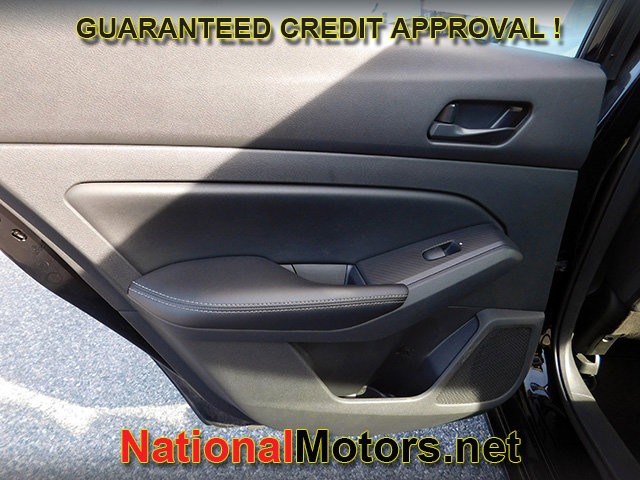 Nissan Altima Vehicle Full-screen Gallery Image 07