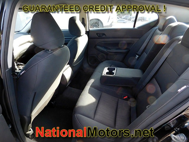 Nissan Altima Vehicle Full-screen Gallery Image 08