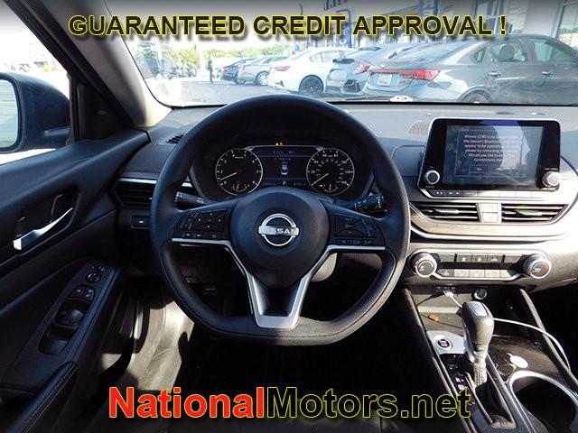 Nissan Altima Vehicle Full-screen Gallery Image 09