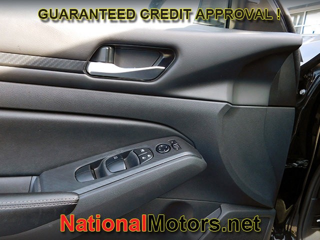 Nissan Altima Vehicle Full-screen Gallery Image 10