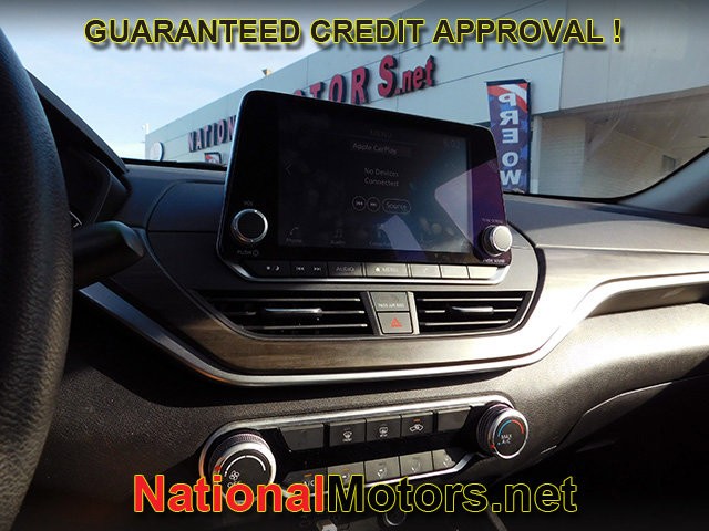 Nissan Altima Vehicle Full-screen Gallery Image 12