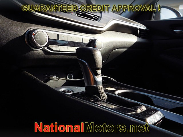 Nissan Altima Vehicle Full-screen Gallery Image 14