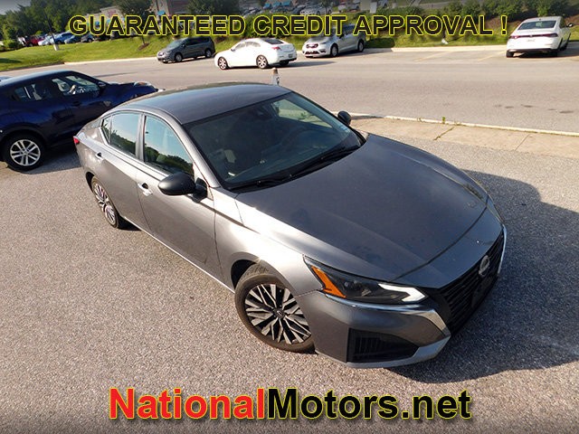 Nissan Altima Vehicle Full-screen Gallery Image 02