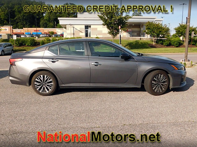 Nissan Altima Vehicle Full-screen Gallery Image 03