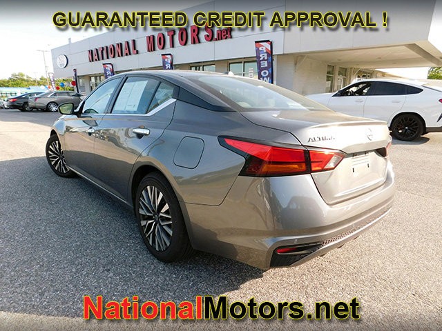 Nissan Altima Vehicle Full-screen Gallery Image 04