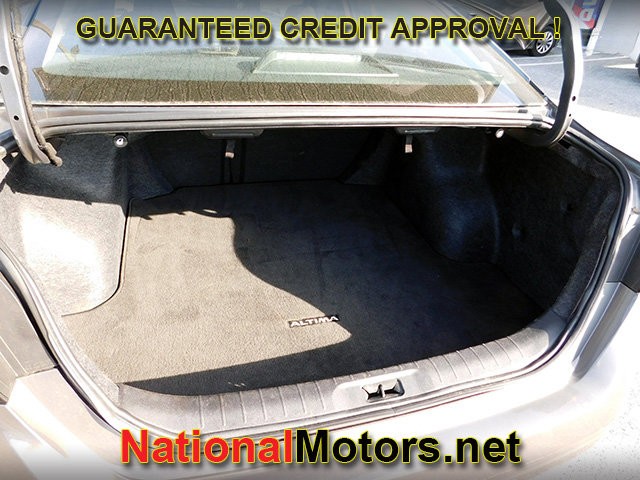 Nissan Altima Vehicle Full-screen Gallery Image 05