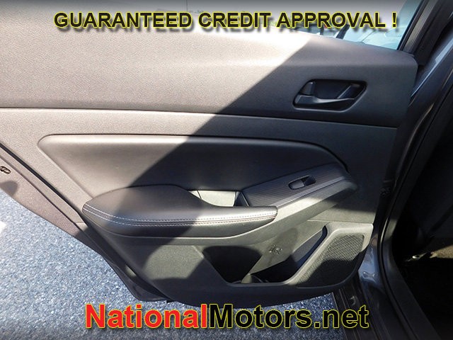 Nissan Altima Vehicle Full-screen Gallery Image 07