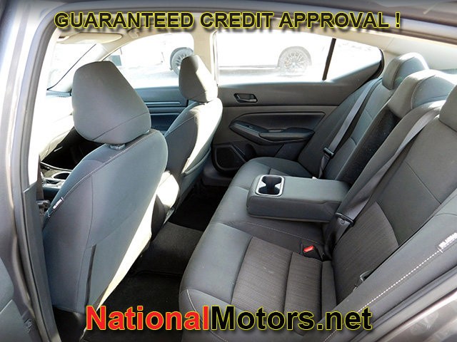 Nissan Altima Vehicle Full-screen Gallery Image 08