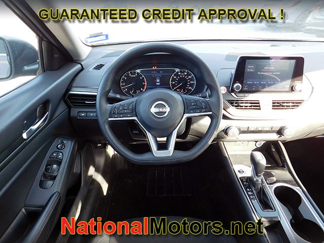 Nissan Altima Vehicle Full-screen Gallery Image 09